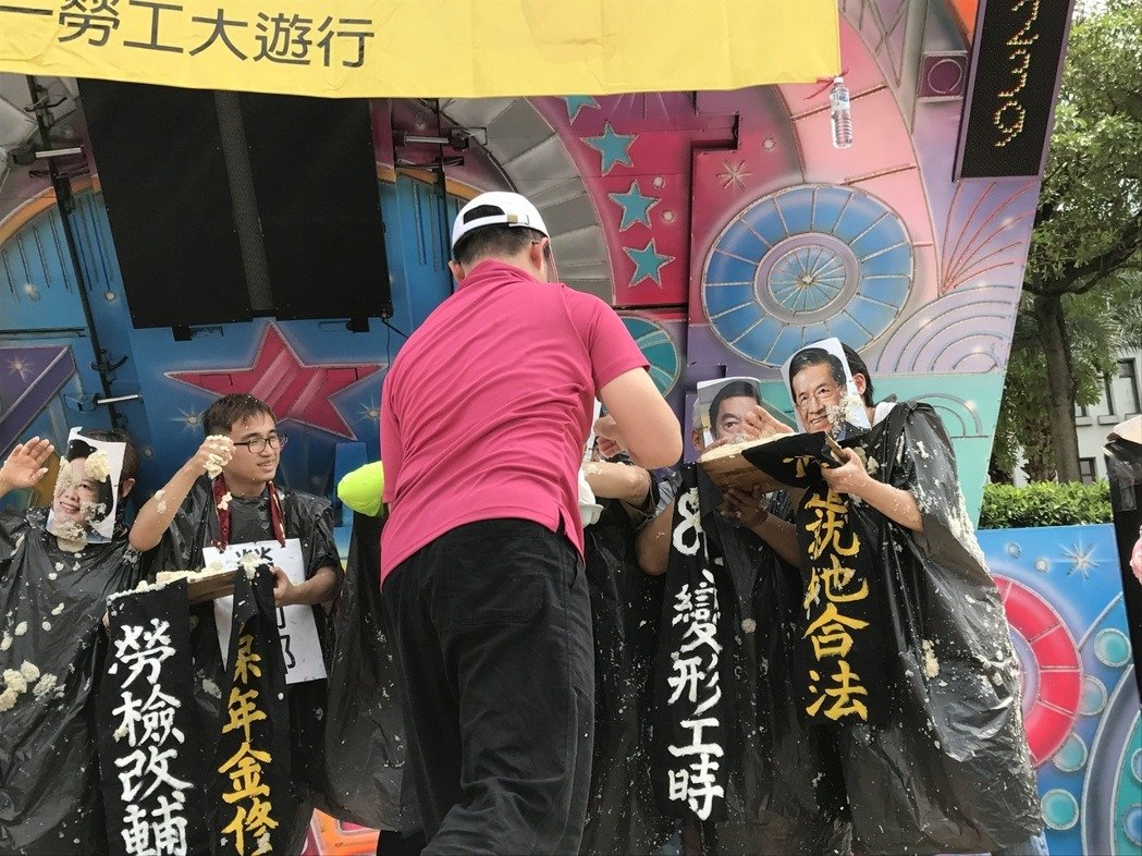 五一劳动节,“2017五一行动联盟”号召万人上街,以行动剧象征资方不断剥削劳工 五一劳动节,“2017五一行动联盟”号召万人上街,以行动剧象征资方不断剥削劳工