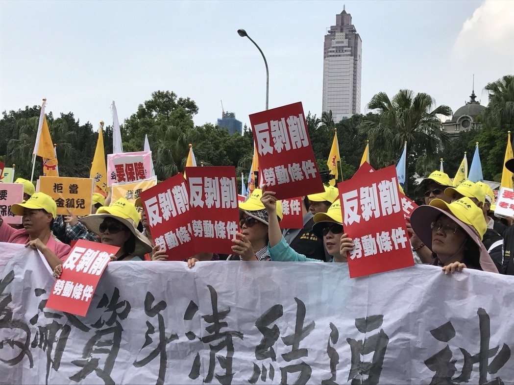 五一劳动节,由团结工联、台湾产业总工会等工运团体组成的“2017五一行动联盟”,号召万人上街游行 五一劳动节,由团结工联、台湾产业总工会等工运团体组成的“2017五一行动联盟”,号召万人上街游行