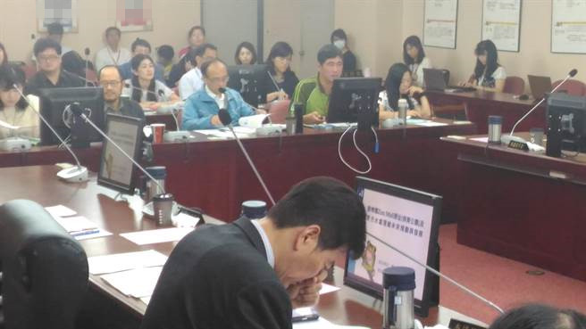 “性爱多p”写进台湾教科书宣扬性平等?家长被吓呆 “性爱多p”写进台湾教科书宣扬性平等?家长被吓呆