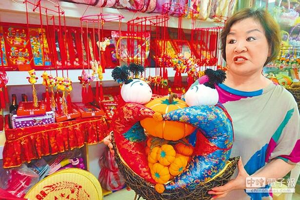 手工缝制30年 把香包变艺术 手工缝制30年 把香包变艺术