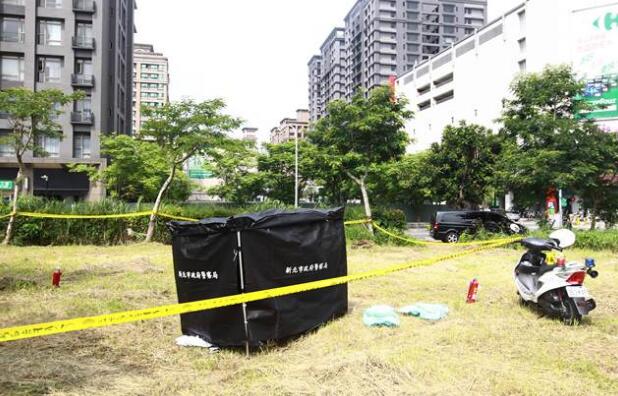 公园淋汽油自焚 男子烧成焦尸惨死 公园淋汽油自焚 男子烧成焦尸惨死