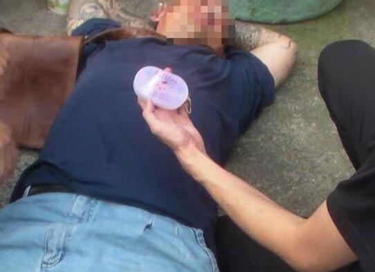 偷完洋酒又偷电缆 嚣张窃贼拒捕冲撞警察 偷完洋酒又偷电缆 嚣张窃贼拒捕冲撞警察