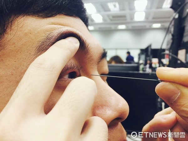 转笔有风险!台湾一男孩课堂转笔 笔芯入眼险失明 转笔有风险!台湾一男孩课堂转笔 笔芯入眼险失明