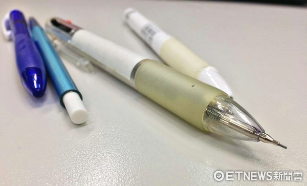 转笔有风险!台湾一男孩课堂转笔 笔芯入眼险失明 转笔有风险!台湾一男孩课堂转笔 笔芯入眼险失明