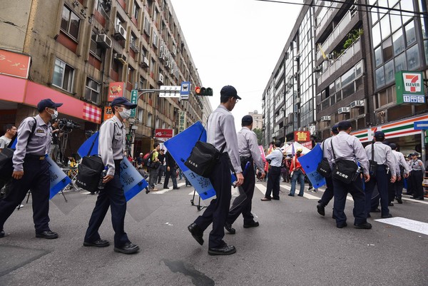 台湾警察工资高、福利好? 网友:那是拿命换来的 台湾警察工资高、福利好? 网友:那是拿命换来的