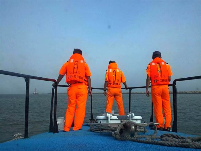 金门渔船海中翻覆沉没 3名船员获大陆平安搭救 金门渔船海中翻覆沉没 3名船员获大陆平安搭救