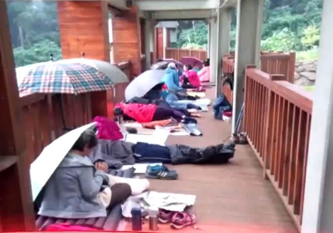 随着气温逐渐攀升,南投溪头森林游乐区“横躺族”人数也暴增 随着气温逐渐攀升,南投溪头森林游乐区“横躺族”人数也暴增