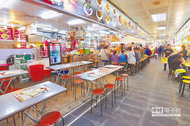 陆客来台人数锐减,士林夜市用餐时间店家冷清
