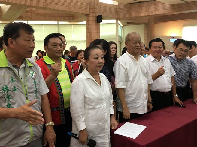 张花冠疑因泄密获刑称"无法接受" 多位盟友到场声援 张花冠疑因泄密获刑称"无法接受" 多位盟友到场声援