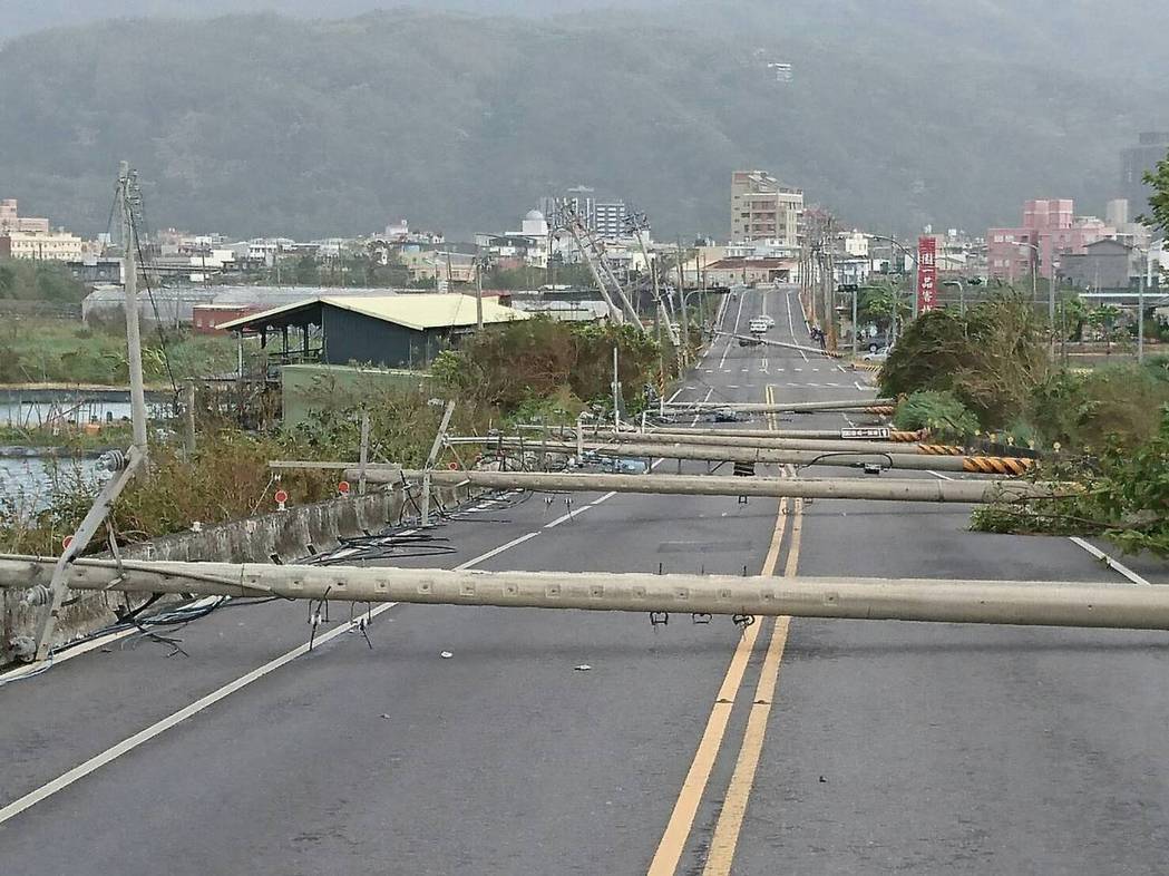 震惊!台风尼莎重创宜兰 电线杆倒成一排 震惊!台风尼莎重创宜兰 电线杆倒成一排