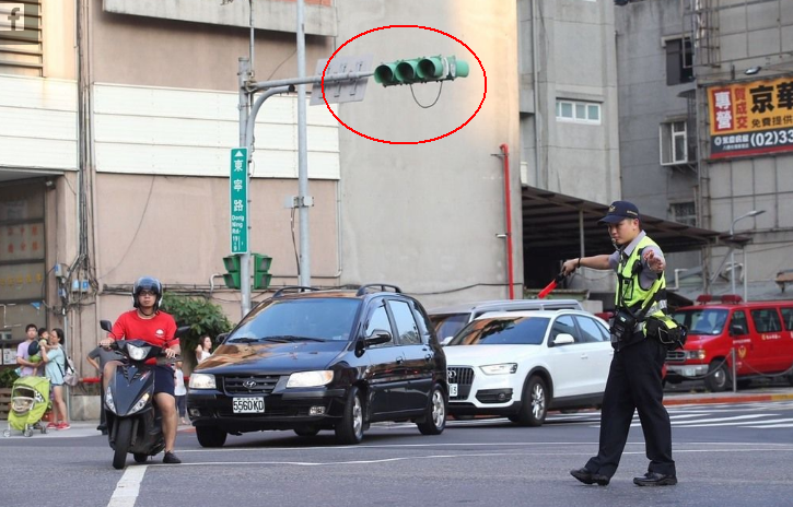 台湾大型电厂连续跳机,下班高峰期交通信号灯全黑。(图片来源:台湾《联合报》) 台湾大型电厂连续跳机,下班高峰期交通信号灯全黑。(图片来源:台湾《联合报》)