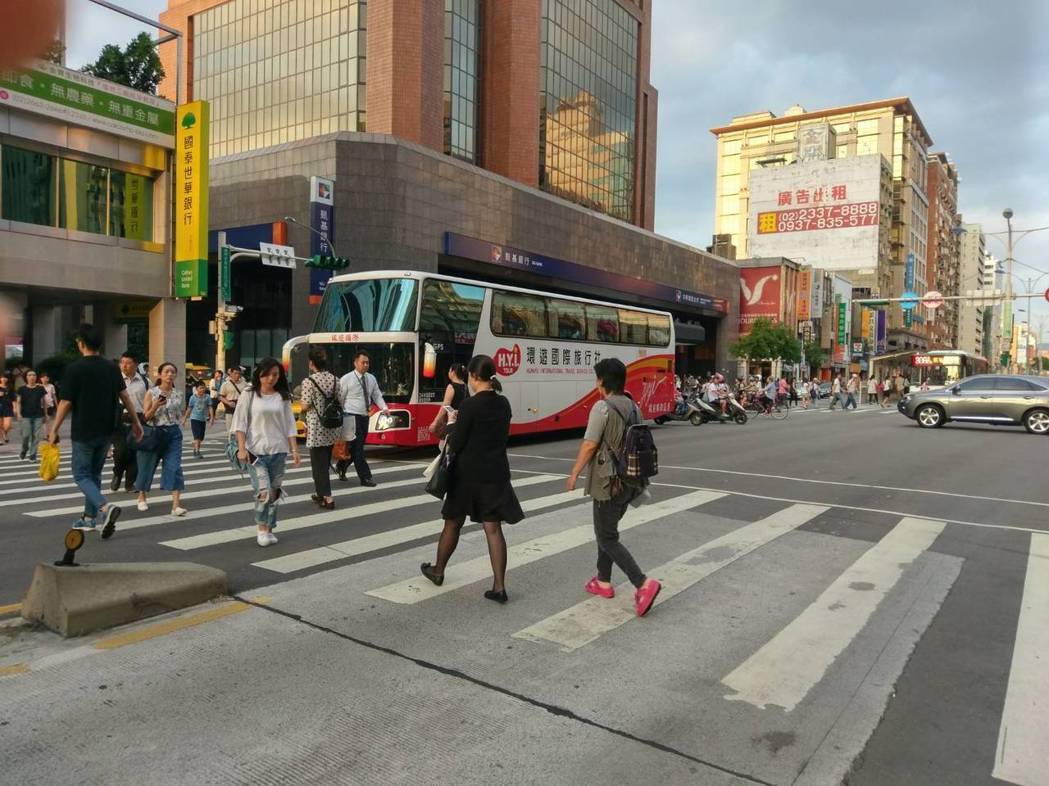 台湾大型电厂连续跳机 下班高峰期交通信号灯全黑 台湾大型电厂连续跳机 下班高峰期交通信号灯全黑
