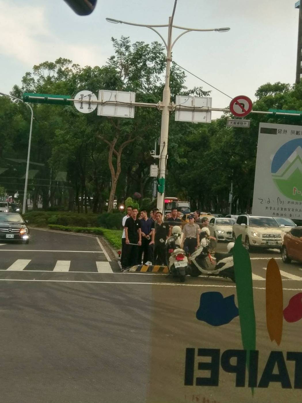 台湾大型电厂连续跳机,下班高峰期交通信号灯全黑。(图片来源:台湾《联合报》) 台湾大型电厂连续跳机,下班高峰期交通信号灯全黑。(图片来源:台湾《联合报》)