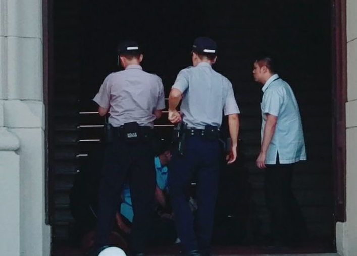 突发:蔡英文办公室"宪兵"遭人持刀砍伤 涉事男子被逮 突发:蔡英文办公室"宪兵"遭人持刀砍伤 涉事男子被逮
