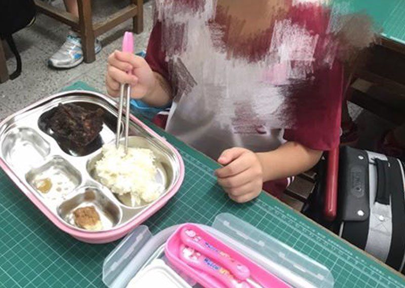 台湾妈妈爆料:小学一年级女儿午餐竟是“黑鸡块” 台湾妈妈爆料:小学一年级女儿午餐竟是“黑鸡块”
