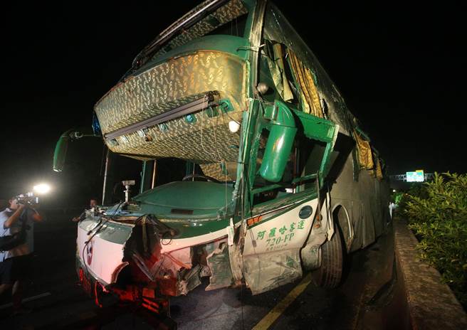 台湾1号高速路冈山交流道重大车祸造成6死11伤 台湾1号高速路冈山交流道重大车祸造成6死11伤