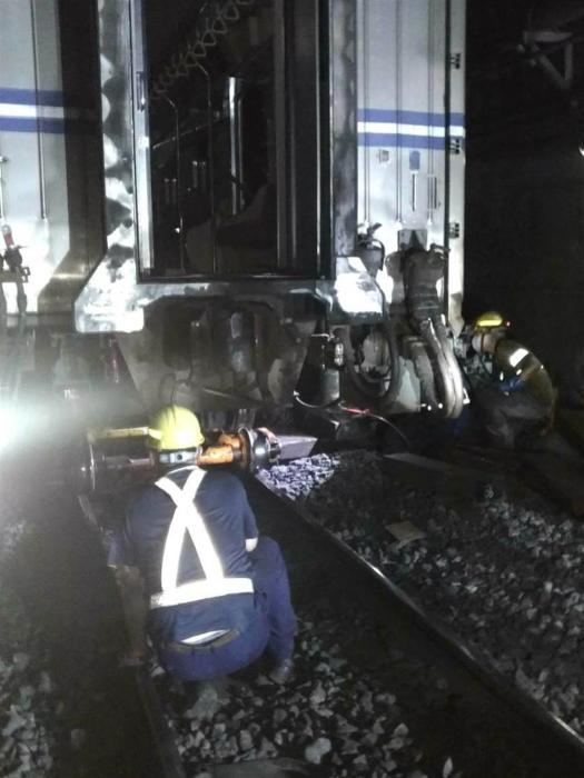 台铁驮运车13日3时40分在松山-台北间出轨。图片来源:台湾《旺报》 台铁供图