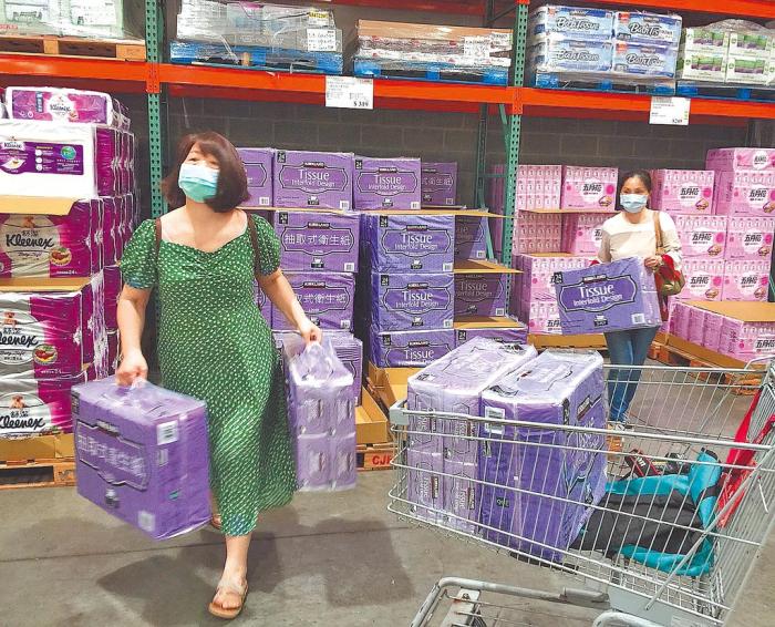 台湾新冠肺炎疫情升温引发民众心理恐慌,12日出现消费者至卖场抢购卫生纸及防疫民生必需品现象。图片来源:台湾《中国时报》 陈怡诚 摄