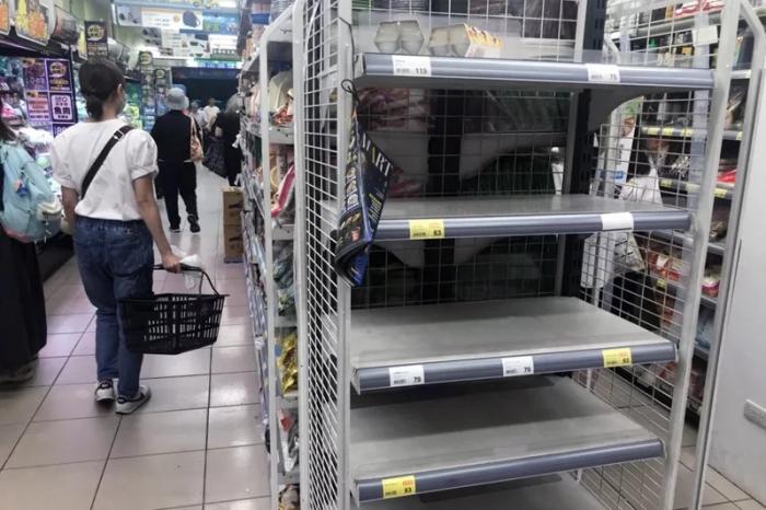 台湾地区卖场出现鸡蛋抢购潮,蛋架上的本地蛋被一扫而空。 图片来源:台湾《联合报》