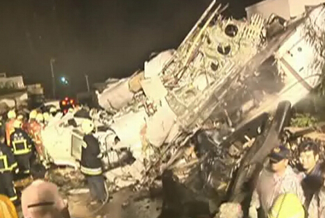 台湾复兴航空已寻获36具遗体,能见度低暂停搜救。(台媒图) 台湾复兴航空已寻获36具遗体,能见度低暂停搜救。(台媒图)