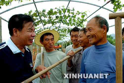 10��10�գ�ׯ��ҫ����һ���͵���ũ���ڹ�԰�ｻ̸�� 1999�꣬����á�̨��ʮ��ܳ�ũ�񡱳ƺŵ�̨��ũ��ׯ��ҫ��Ӧ��������½��չ����ũҵ�������ڸ���ʡ�����д����˼�̨�������Ʒ�֡��¼�������������ʾ�����ƹ���һ���������������ũ���D�D�����Ͽũ�������Ž�̨������Ƽ��������������̻ᵱ��ũ���¸������Ը����ׯ��ҫ����������ɳ�һ����ҵ�� �������������롢����Ժ��̨��һϵ�дٽ����������������ݼ�̨��ͬ�������ߴ�ʩ���Ⱥ���׼�ڸ���ʡ�����С������У�����ʡ�Լ�ɽ������������������ʡ�Ĳ�������������Ͽ����ũҵ��������������Ҫ���ݸ��ص��ص�����ƣ�ͨ����̨��ũҵ����Ʒ�֡��Ƚ������͹���������������������顢ʾ�����������ã�ͬʱ��չ������ʽ�Ľ������Ϊ�ٽ�����ũҵ����Ľ������������õ�ƽ̨���ṩ�����ģʽ�;��顣 ���õ����߻���Ϊׯ��ҫ��ҵ�ķ�չ�ṩ�˸��ӹ����Ŀռ䡣��������ׯ��ҫ�������Ƚ��ļ����ͳ������ֲ����������壬�Ⱥ��̨�������ʺϵ�����ֲ�Ļ������������ҡ�â������ʯ���40���Ʒ�֡���񣬺����Ͽũ�����ֵ�̨�������Ʒ������ﵽ2500��Ķ���괴��ֵ1200����Ԫ��ͬʱ�������������ũ���ƹ�̨��������1���Ķ���괴��ֵ4300����Ԫ�������Ͽũ��Ϊ����ũҵ�����뽻�����ƶ�����ũҵ���õķ�չ���˴�ͷʾ�����á� �»������ �Ź��� ��