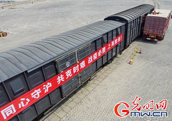 【组图】“守沪者联盟”丨山东烟台:公路转铁路 100吨苹果驰援上海