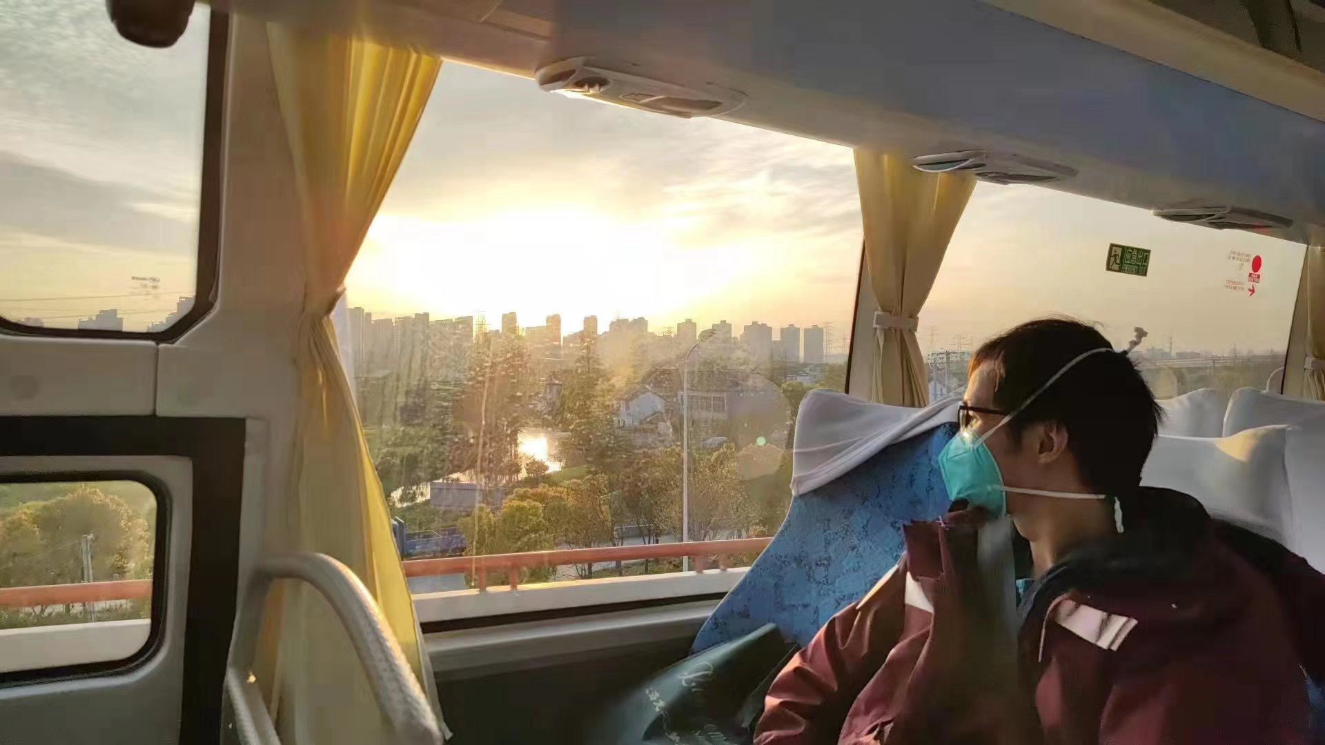 广东援沪核酸检测队在路上。本文图片均为受访者供图