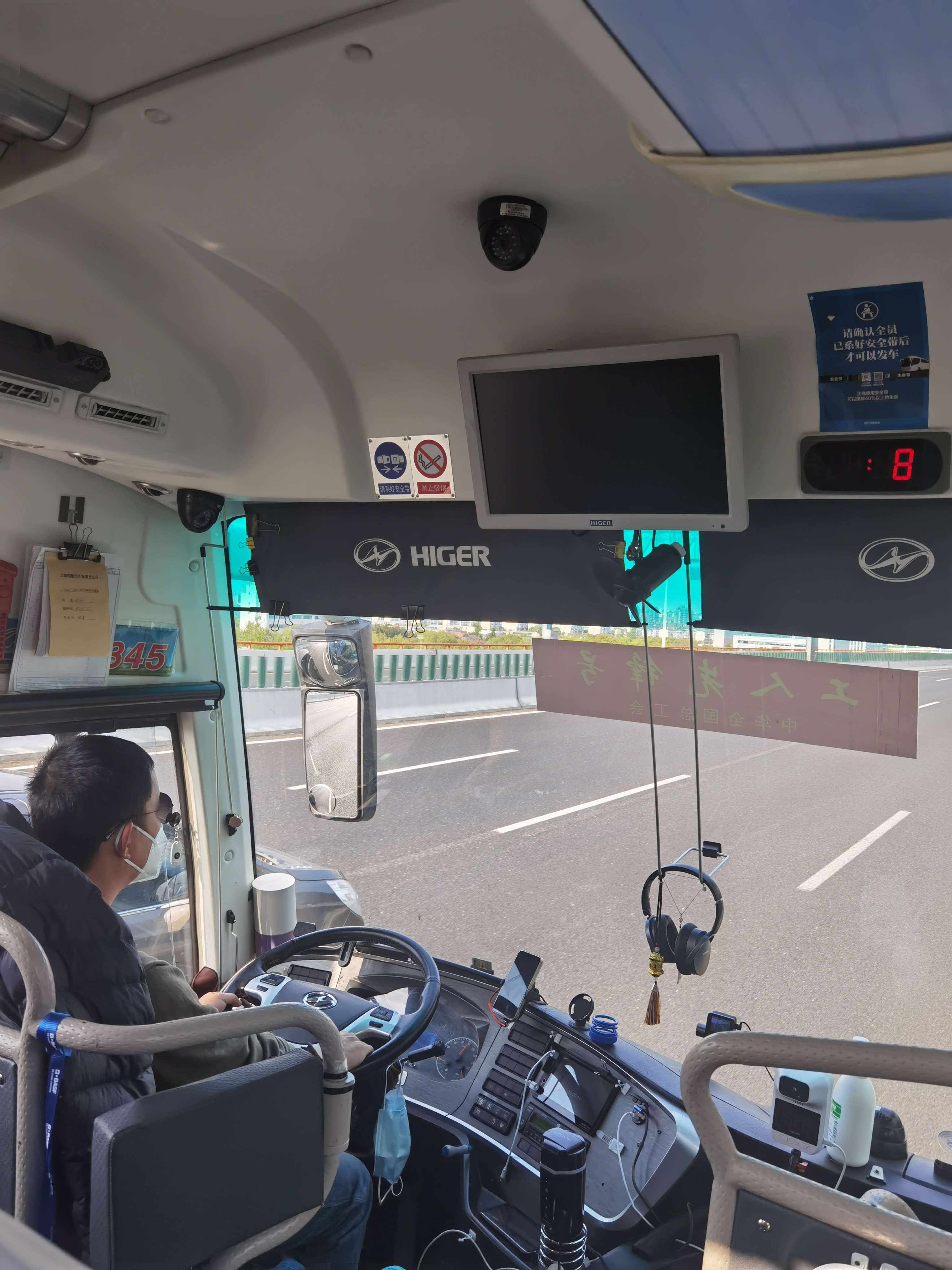 张师傅每天接送广东援沪核酸检测队往返实验室和酒店。