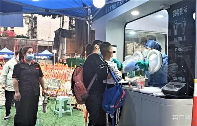 现场直击|央广网记者探访福州核酸采样工作站新设备