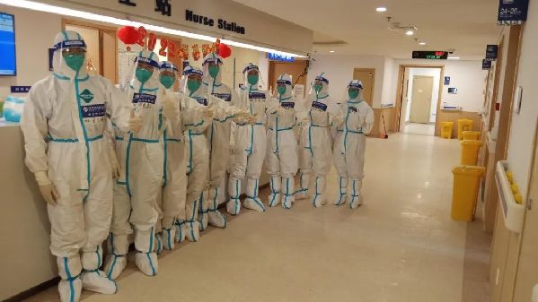 推迟婚礼后,她走进新冠感染病房……