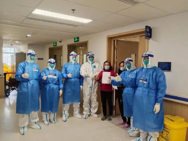 推迟婚礼后,她走进新冠感染病房……