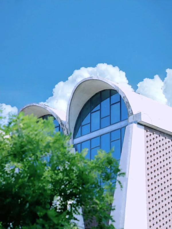 ���գ���У���������ġ�����Ϧ