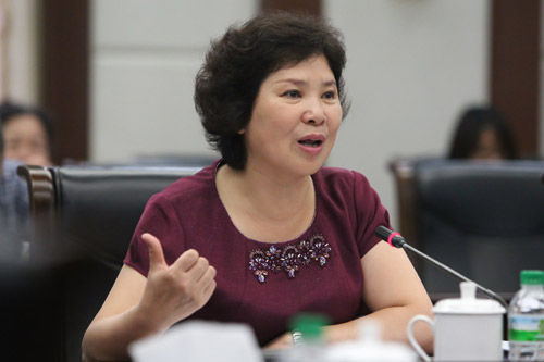 哈尔滨市委常委、宣传部长张丽欣向全国网络媒体龙江行记者作哈尔滨市情推介以及创城情况介绍。