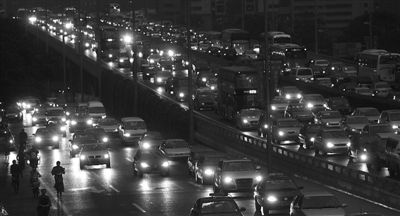 2010年9月20日,距中秋还有两天。当晚6时,双井桥南北双向车辆行驶缓慢,辅路车流大。资料图片/新京报记者