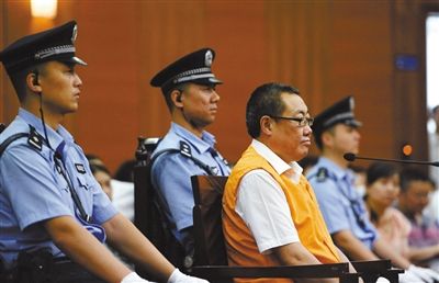 昨日,被告人杨达才在庭审现场。 新华社发