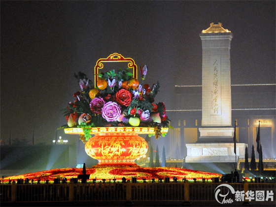 党和国家领导人向人民英雄纪念碑献花篮