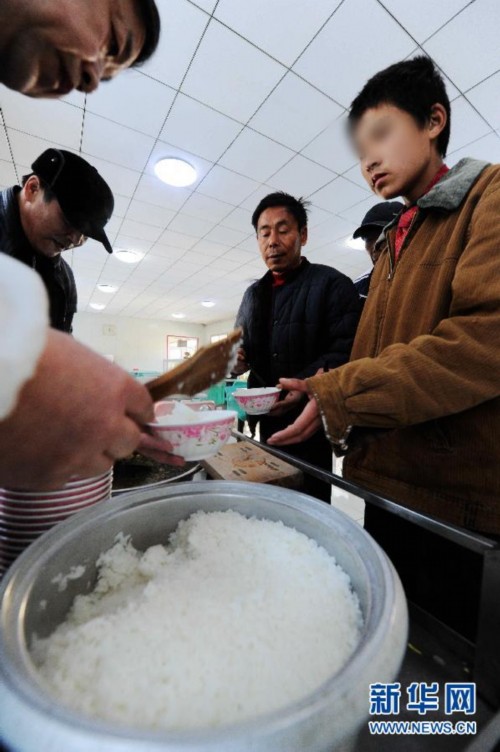 (走基层 听民声)(2)“临时的家真是暖”——探访暴雪袭击下哈尔滨救助管理站