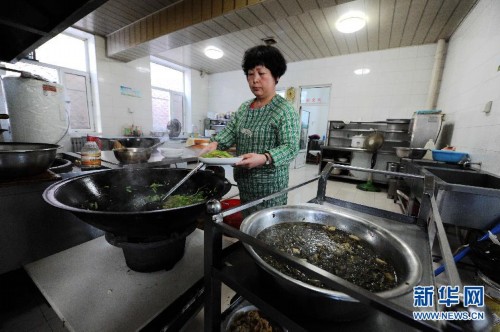 (晚报)(1)“临时的家真是暖”——探访暴雪袭击下哈尔滨救助管理站