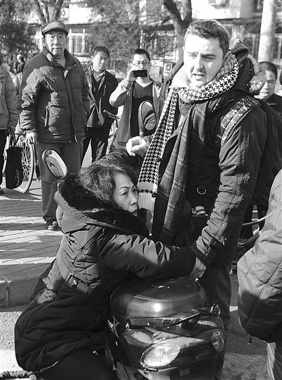 北京撞大妈老外被拘 因非法就业将被遣送出境