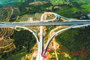 在粤北深山穿行的广乐高速。荀常摄