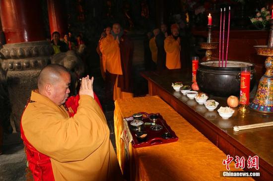 图为上午8时30分,少林寺大雄宝殿,方丈释永信大和尚带领僧众做了一场小规模的供奉法会,为信众祈福。