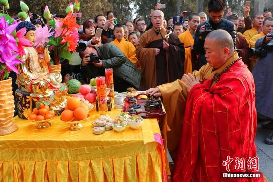 少林药局门口,方丈释永信举行腊八施粥祈福法会。