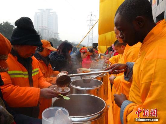 图为位于郑州市经三路的施粥现场,少林寺“洋弟子”为市民施粥。
