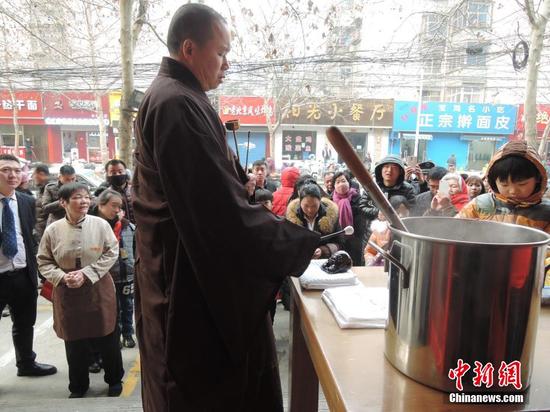 少林药局门外,数百信徒和游客排长队,等待品尝“少林五行腊八粥”。