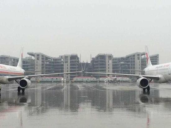 上海两客机擦撞拼“剪刀手” 事故原因仍未公布 上海两客机擦撞拼“剪刀手” 事故原因仍未公布