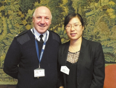 曲艳39岁,毕业于清华大学英语专业,硕士,派驻英国,是目前中国派出的62名警务联络官中唯一的女性。