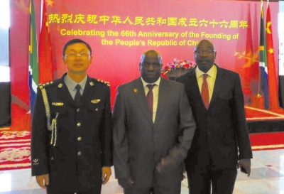 王志钢44岁,武警学院法律本科,北京外国语大学英语本科,清华大学公共管理硕士,2013年2月派驻南非,之前在美国当过警务联络官。