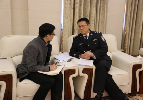 公安部国际合作局副巡视员朱明接受中国长安网专访。