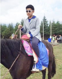 1月29日,深圳市政协六届二次会议开幕。在会场上,一位身穿西服、戴红领巾的少年引起了各界的关注。这位少年名叫柳博,是一名14岁的初二学生,此次是作为深圳市青少年代表列席政协会议。深圳团市委工作人员接受北京青年报记者采访时表示,作为列席人员,柳博主要是旁听会议内容,不参与正式的会议流程。之所以推荐他,是因为他自身优秀。