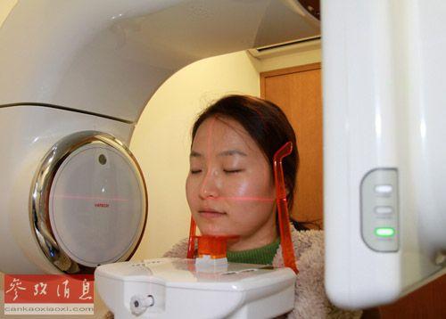 资料图:在韩国首尔一家“一站式”整容医院内,一名顾客在接受术前X光照射,检查面部骨骼的构造。新华社记者 何璐璐 摄 摄